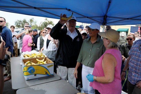 Κυκλώνας Ίρμα: Ο Τραμπ μοίρασε σάντουϊτς και μπανάνες με την Μελάνια! (εικόνες)